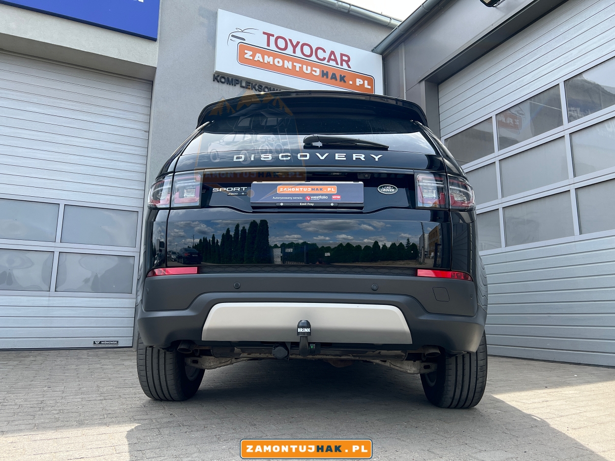 na zdjeciu samochod land rover discovery sport L550 2019 hybryda mhev od tyłu centralnie z widocznym hakiem holowniczym w centralnym punkcie, kula holownicza wypinana firmy brink, niewidoczna glowica po demontazu 